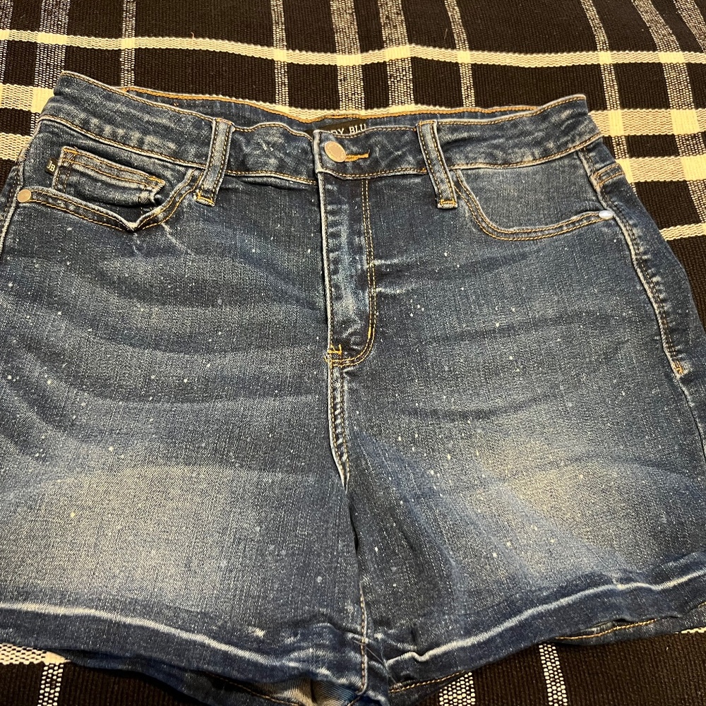 Judy Blue paint splatter denim shorts size Large.